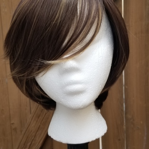 Short Brown With Highlights ☆ Fast Shipping ♡ - Picture 5 of 8